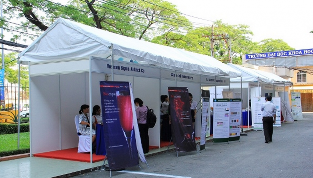 Gọi standee hay standy mới đúng cách hơn và mua ở đâu